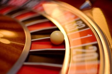 Player hands on keyboard and mobile, betting on live baccarat at big79