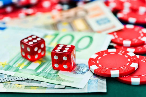 Sic Bo dice game on mobile showing three dice cage and betting layout